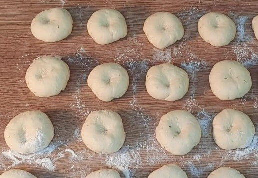 1. Этап. Круглые пирожки с овощами и яйцом: 11. Скатываем кусочки (20 шт) в шарики и округляем.