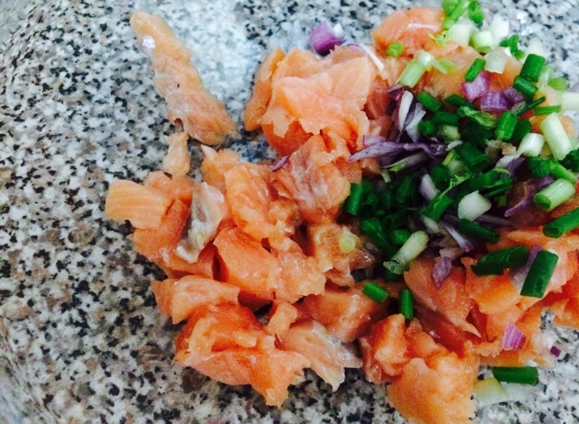 1. Этап. Салат Тартар: Отварите перепериные яйца в течение 3-4 минут. Остудите их, очистите и аккуратно достаньте желток. Порежьте некпуно рыбу, лук-щалот и зеленый лук, смешайте все.