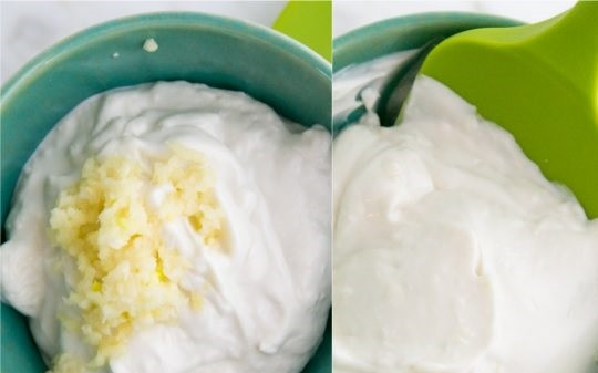 1. Этап. Салат с крабовыми палочками и огурцом: 2. В отдельную тарелку кладу несколько ложек майонеза, добавляю чеснок, измельченный на терке, и перемешиваю.