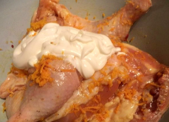 1. Этап. Куриные бедра с апельсинами: Промываем куриные окорочка. Моем апельсины. Трем один из апельсинов на терке, снимая цедру. Кладем бедрышки в миску. Солим, перчим. Выдавливаем сок из половинки апельсина, с которого сняли цедру. Добавляем несколько ложек сметаны и цедру. Маринуем в холодильнике пару часов.