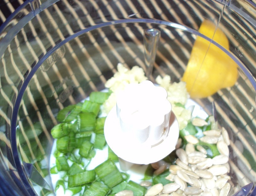 1. Этап. Кольраби в кляре: Взбейте в блендере йогурт, лук, чеснок, семена подсолнуха, соль, сок лимона.