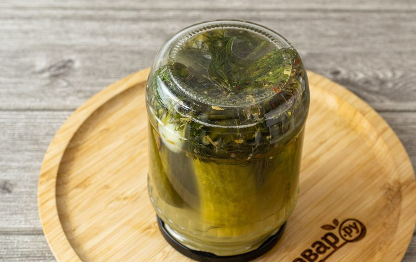 1. Этап. Соленые огурцы хрустящие: Влейте обратно в банку, закрутите крышкой. Переверните банку вверх дном, укутывать в полотенце не нужно. Оставьте так до полного остывания, после уберите в темное и прохладное место на хранение.