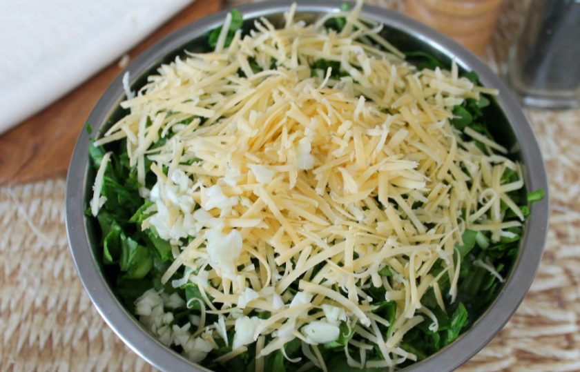 1. Этап. Греческая улитка: Далее, кладем тертый сыр и нарезанный мелко чеснок. Все перемешиваем.