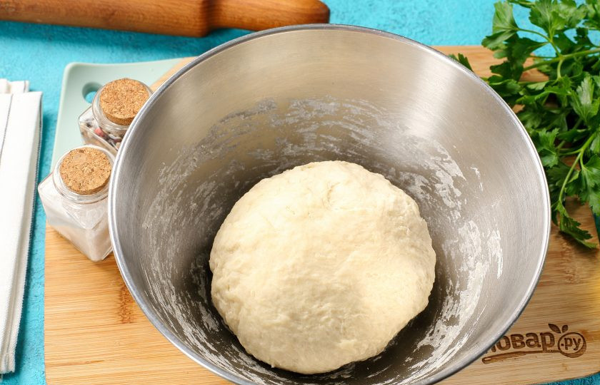 1. Этап. Вареники на пару: Соберите тесто в шар, переложите обратно в миску, накройте полотенцем и дайте полежать 20 минут.