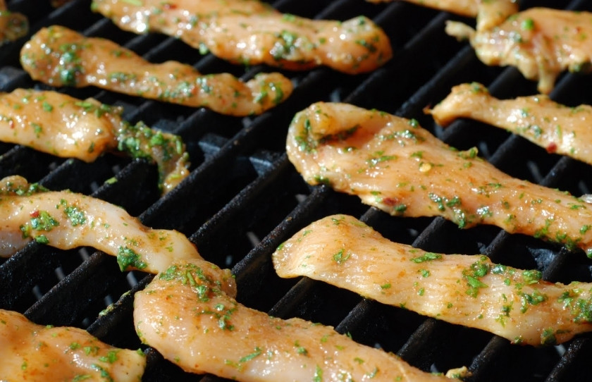 1. Этап. Закуска из курицы и свежих овощей: Замаринованную курицу обжариваем на гриле или сковороде до готовности. Сперва с одной стороны 2-3 минуты...