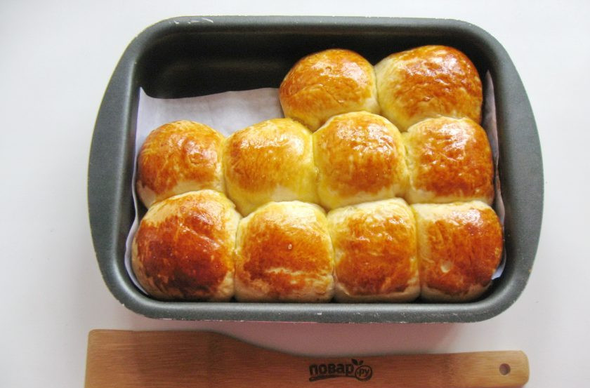 1. Этап. Пирожки с конфетами: Выпекайте в духовке, заранее разогретой до 175-180 градусов 30-35 минут.