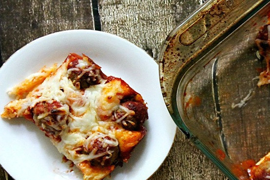 1. Этап. Тефтели с картошкой в духовке: 5. Перед подачей можно присыпать свежей зеленью. Вот такое полноценное, аппетитное и сытное блюдо для всей семьи может стать частью вашего рациона.