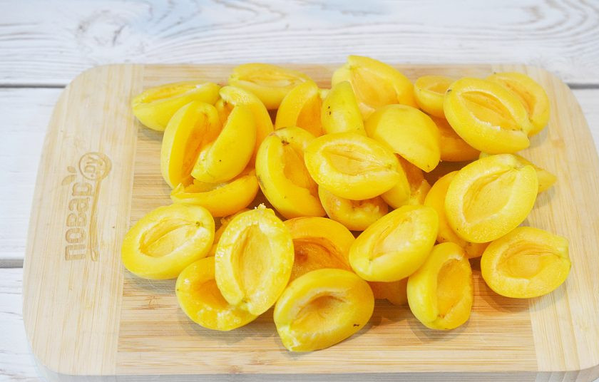 1. Этап. Абрикосовое пюре: 2. Удалите косточку и нарежьте дольками.