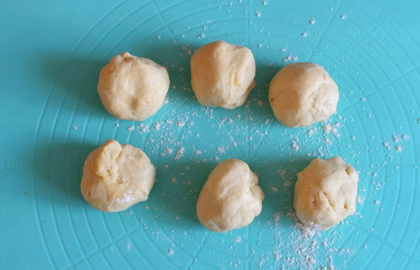 1. Этап. Печенье Румяные щечки: По истечении времени тесто достаньте и поделите на 6 равных частей.