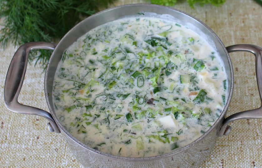 1. Этап. Грибной холодный суп: Наливаем в суп холодную сыворотку, перемешиваем и оставляем немного настояться.