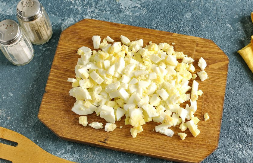 1. Этап. Пирог с кальмарами: Вареные яйца очистите и нарежьте кубиками.