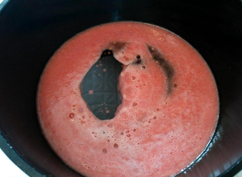 1. Этап. Постная икра из нори: Влейте томатный сок в сотейник или ковш, добавьте соль и подсолнечное масло, перемешайте.