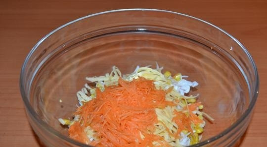 1. Этап. Салат Новогодний фейерверк: 4. Для яркой нотки можете добавить в этот простой рецепт салата 