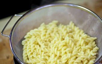 1. Этап. Паста с брокколи и сыром: Слить воду.