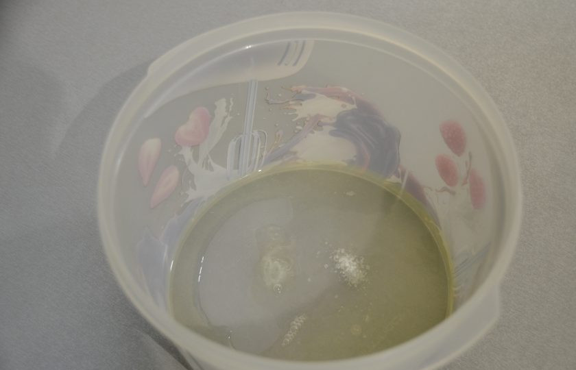 1. Этап. Кексы из кокосовой муки: Возьмите один яичный белок, добавьте к нему щепотку соли.