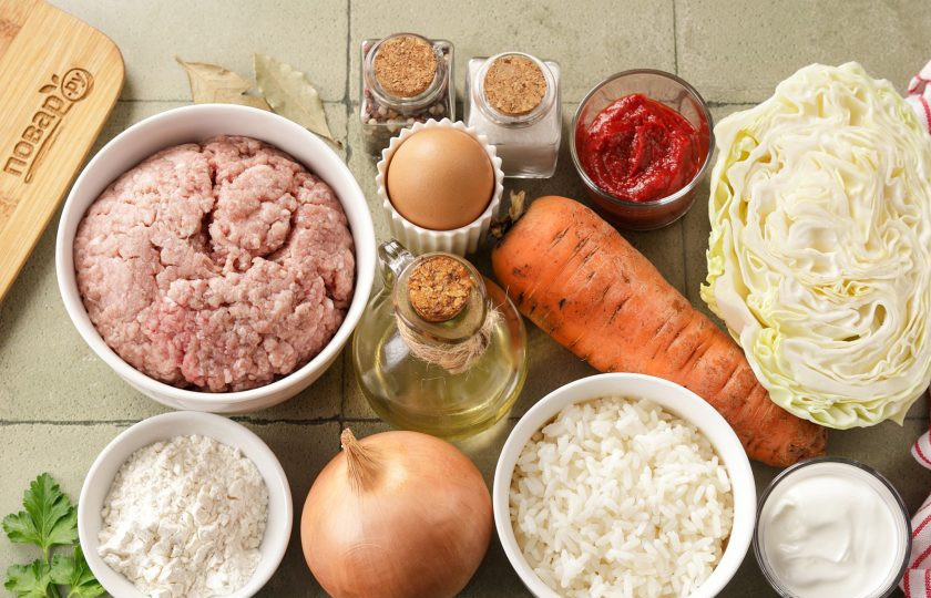 1. Этап. Ленивые голубцы в аэрогриле: Подготовьте все ингредиенты по списку. Фарш можно взять любой, у меня сегодня из свинины. Рис заранее отварите в подсоленной воде до полуготовности.