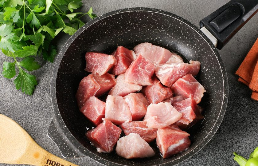 1. Этап. Тушёная капуста с мясом в кастрюле: Разогрейте сковороду с маслом и выложите нарезанное кусочками мясо. У меня свинина, но можно взять говядину или мясо птицы.