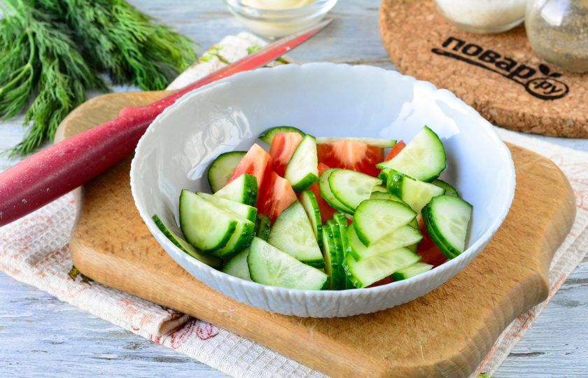 1. Этап. Салат Спартак: Нарежьте средними полукольцами огурцы и помидоры, выложите овощи в салатник.