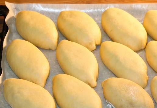 1. Этап. Пирожки с яблочной начинкой: 18. Смазываем пироги взбитым яйцом и выпекаем в разогретой до 180-190 С духовке в течение 20-25 минут или до готовности.