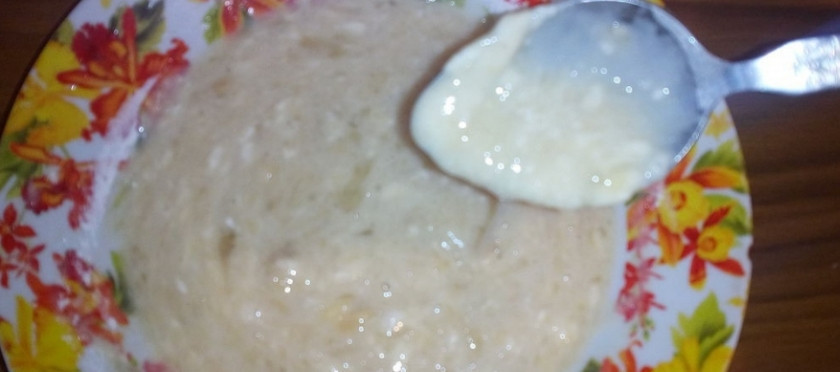 1. Этап. Банановые лепешки: 3. В получившуюся массу из бананового пюре и взбитого яйца с белком всыпьте просеянную муку вместе с разрыхлителем. Все тщательно перемешайте. Получившееся тесто должно быть таким же жидким, как и для приготовления оладий.