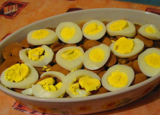 1. Этап. Рыба по-монастырски: Далее - отваренные вкрутую и нарезанные кружочками яйца (если вы, конечно, решили их использовать).