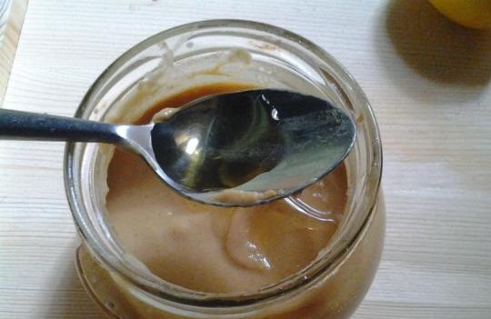 1. Этап. Горчица на рассоле из помидоров: 5. Добавляем мед, соль и растительное масло, перемешиваем.