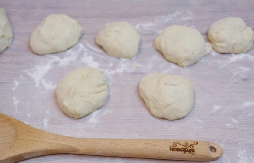 1. Этап. Ватрушки с творогом: 2. Отложите шарики тесто в сторону. Возьмите для работы только один.