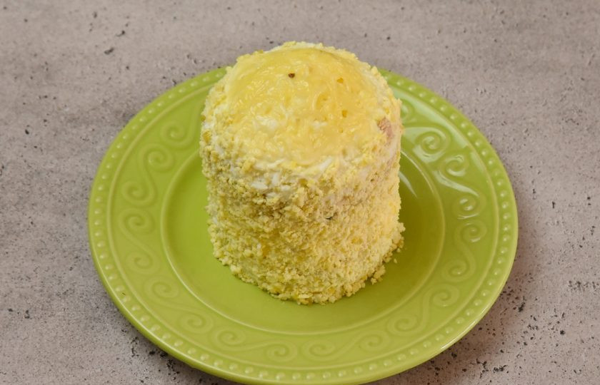 1. Этап. Пасхальный салат с консервированным лососем: Поставьте форму салатом в холодильник, чтобы слои салата пропитались. Перед оформлением, удалите форму и сервировочное кольцо. Бока салата оформите измельченным яичным желтком.