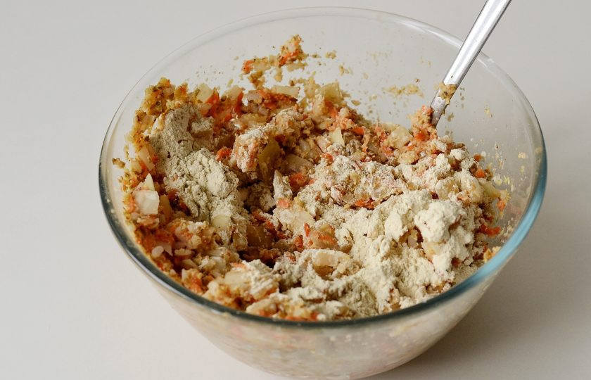 1. Этап. Ленивые вегетарианские голубцы: В конце всыпьте сухой глютен и хорошенько вымесите фарш.