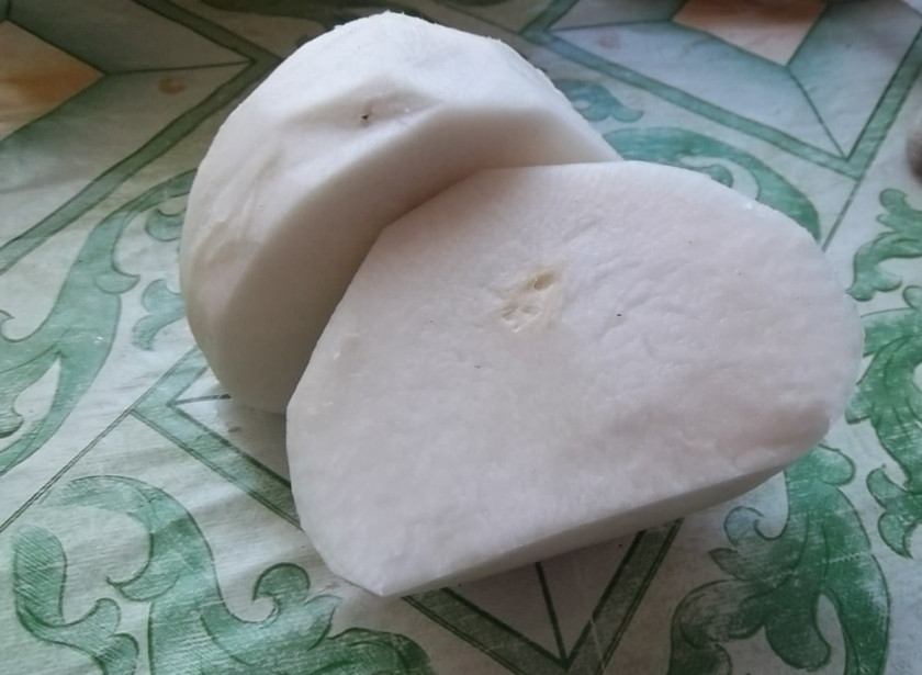 1. Этап. Салат из редьки со сметаной: 1. Редька - очень полезный овощ, который известен своими удивительными свойствами и огромным содержанием витаминов. Для начала очистите редьку от кожуры.