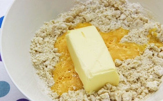 1. Этап. Пирожки с сыром Фета: 3. Вбейте в миску яйцо и добавьте маргарин.