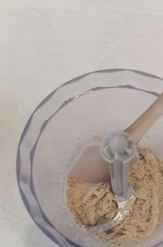 1. Этап. Кофейно-ореховый чизкейк в рожке: Сварить крепкий кофе, растворить в нем сахар и полностью остудить. Убрать с фундука коричневую шелуху и измельчить в блендере до состояния пасты