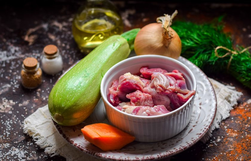 1. Этап. Тушеные куриные желудки с кабачками: Подготовьте ингредиенты.