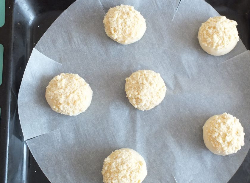 1. Этап. Выборгская сдоба: Подготовленную сдобу переложите на противень, предварительно застелите пергаментом. Накройте полотенцем и оставьте на 1 час.