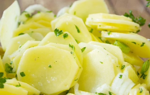 1. Этап. Закрытый пирог с картошкой: 2. Выложите в глубокую мисочку. Измельчите зеленый лук и петрушку, добавьте вместе с солью, перцем или другими специями по вкусу. Все как следует перемешайте.