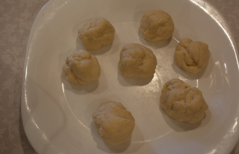 1. Этап. Печеные пирожки из дрожжевого теста: Разделите тесто на комочки. У меня вышло 18 штук.