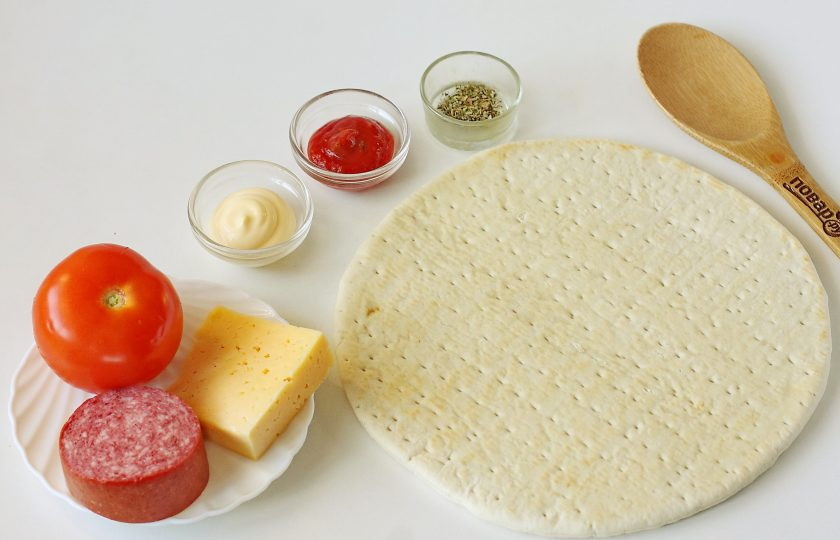 1. Этап. Пицца на готовой основе в микроволновке: Подготовьте все ингредиенты.