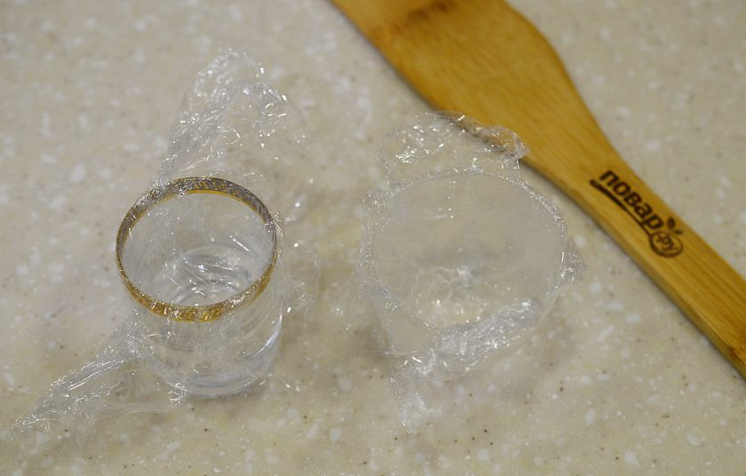 1. Этап. Закуска Колокольчики: 1. Формы для закуски застелите пленкой. У меня чашечки и рюмочки, чтобы получились колокольчики.