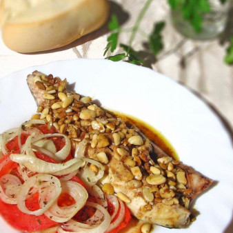 Скумбрия в духовке с помидорами