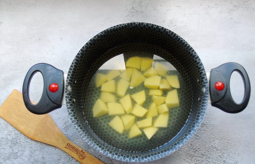 1. Этап. Рыбный суп с булгуром: В рыбный бульон выложите нарезанный картофель.