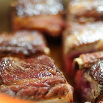 1. Этап. Рёбрышки в томатном соусе: Обжаривайте примерно по 1.5-2 минуты с каждой стороны.