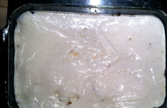 1. Этап. Мусака вегетарианская: Разогреваем духовку до 200 градусов (если вы уже выключили), выливаем на запеканку равномерно соус из кешью, посыпаем хлебными крошками, украшаем помидорами, порезанными кружочками и выпекаем мусаку 30-40 минут.