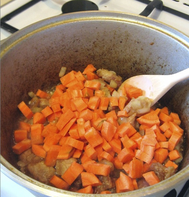 1. Этап. Лагман из свинины: 7. К обжаренному мясу с луком можно отправлять морковь.