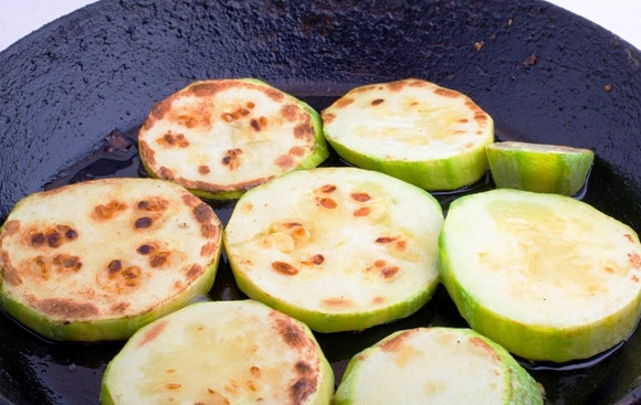 1. Этап. Кабачковая икра с морковкой: 3. Налейте немного масла на сковороду, и обжарьте кабачки до золотистой корочки на среднем огне. Также при желании вы можете нарезать их кубиками, например.