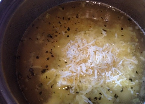 1. Этап. Суп из сыра: И примерно 2/3 натертого сыра. Варим дальше и мешаем до растворения сыров. Пробуем суп на вкус и добавляем необходимое количество соли.