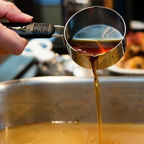 1. Этап. Курица в беконе: 4. В бульон добавьте полстакана сиропа и доведите до кипения.