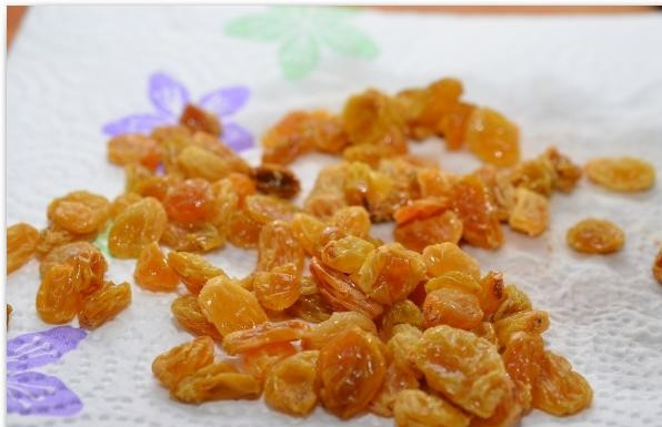 1. Этап. Салат из шпината, изюма и кедровых орешков: Изюм достаем из воды, тоже кладем на бумажное полотенце, чтобы впиталась лишняя вода.