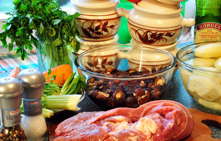 1. Этап. Грибы шиитаке в духовке: Картофель промойте и почистите. Отварите его с лавровым листом в оде в течение 5 минут. Мясо нарежьте кусочками в 2 см.