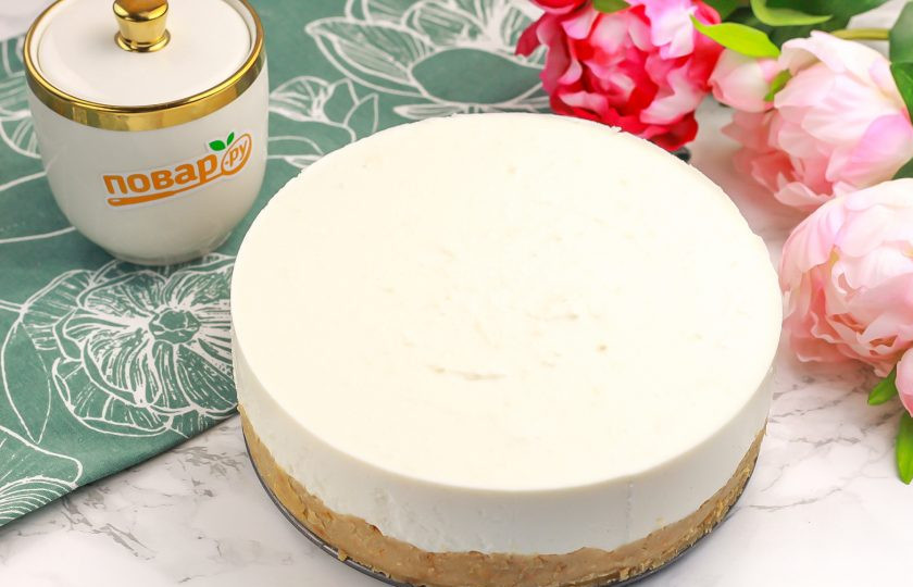 1. Этап. Чизкейк с творогом и желатином: Намочите нож горячей водой и аккуратно проведите им по краям формы, чтобы отделить чизкейк от них. Затем удалите форму.