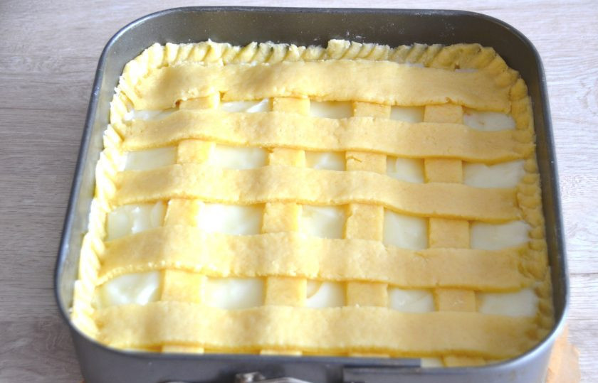 1. Этап. Яблочный пирог Восторг: Из оставшегося теста сделайте полоски, выложите в виде 